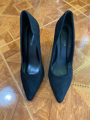 Black pumps medium heel like new size 39