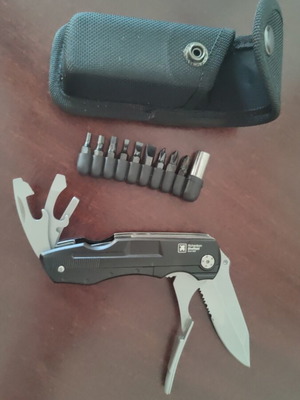 Richardson Sheffield multitool like new with screwdriver set and case