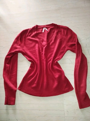Red sweater used, thin and warm, sizes M and L