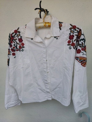 Zara oversized shirt with floral embroidery XS like new