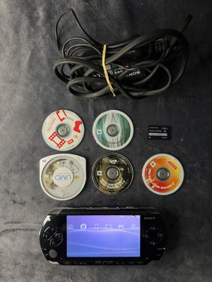 PlayStation Portable PSP-1000 μεταχειρισμένο με φορτιστή, 5 παιχνίδια και Memory Stick