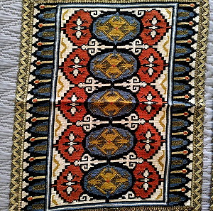 Σεμέν 100x35cm και δύο πετσετακια 41x35. Ένα πραγματικο εργο τέχνης με λεπτομέρειες από κλωστή χρυσού. Χειροποίητο εξ ολοκλήρου. Δεν έχει χρησιμοποιηθεί καθόλου.