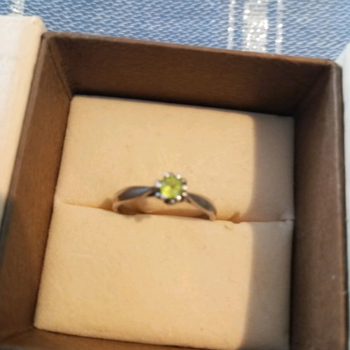Peridot solitaire ring like new