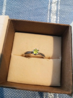 Peridot solitaire ring like new
