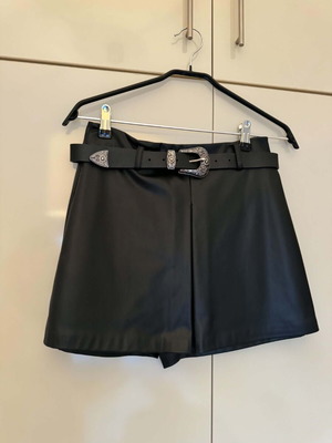 Zara leather shorts with belt size S like new black