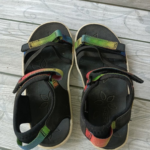 Keen sandals size 31 like new, colorful