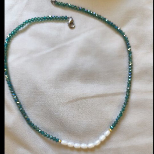 Women's necklace with green crystals and 8 real pearls, metal clasp