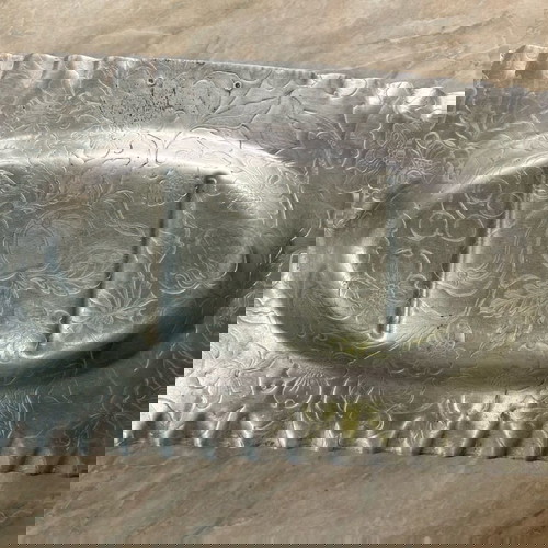 Винтидж алуминиев поднос с дръжки употребяван, релефни флорални плодове Motiltheartlyons