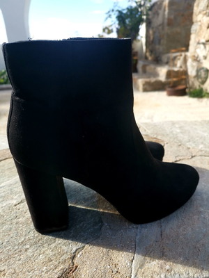 Μποτάκια suede μαύρα μεταχειρισμένα με χοντρό τακούνι Marks & Spencer μέγεθος 41