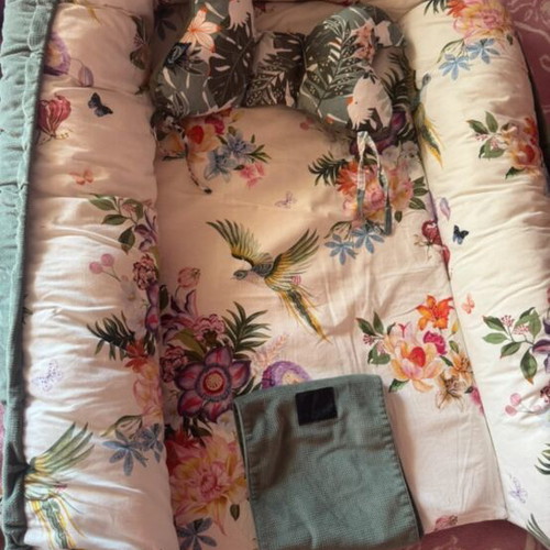 La Millou baby nest with pillow like new for newborns