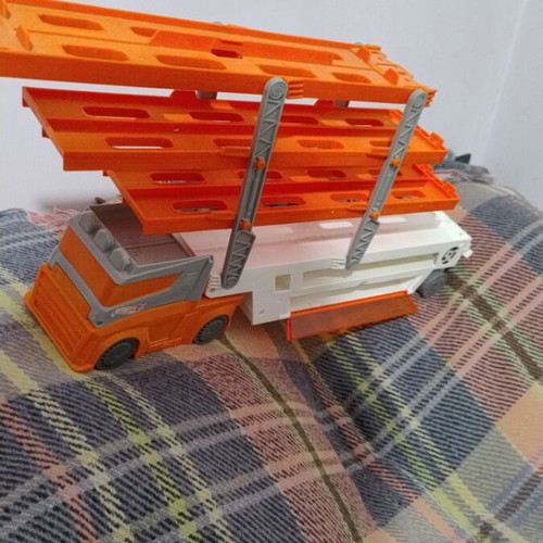 Hot Wheels Six-Level Truck Garage like new