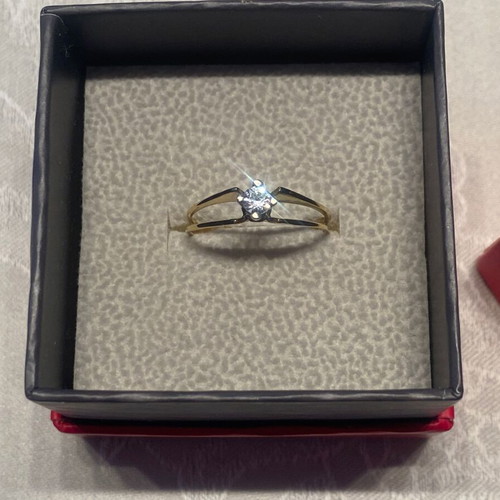 Gold ring with diamond. Solitaire.