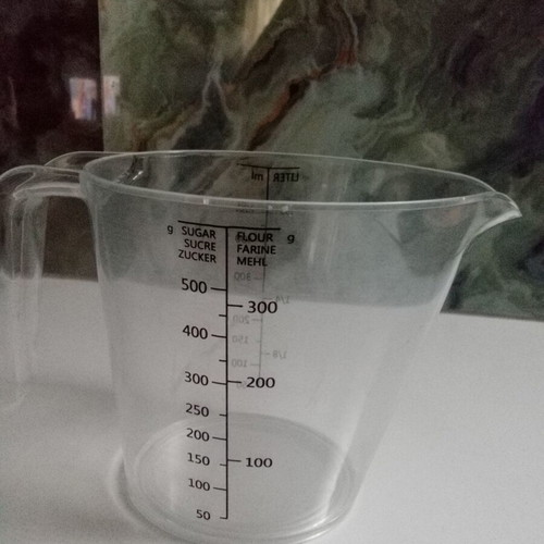 Kitchen measuring cup like new with gram and liter scale