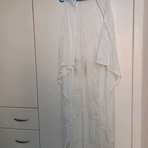 White caftan like new with lace and fringes