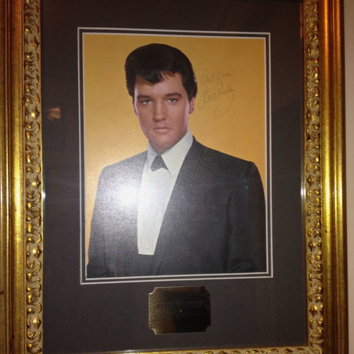 Autograph collection used, largest in Greece