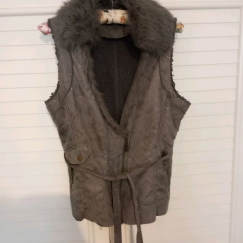Gray mouton vest like new with fur collar, zipper and belt XL