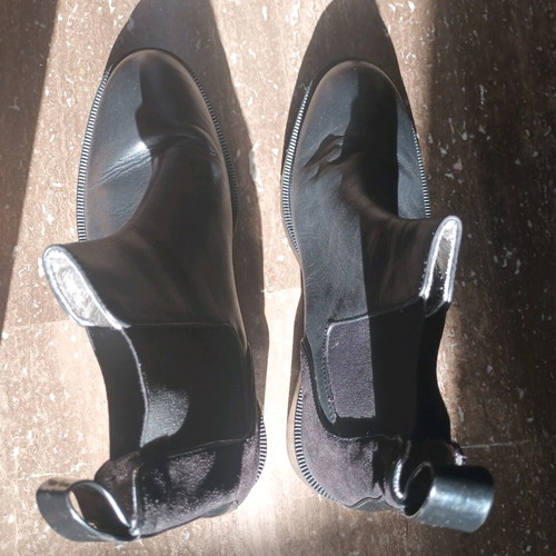 Black Zara ankle boots like new, low