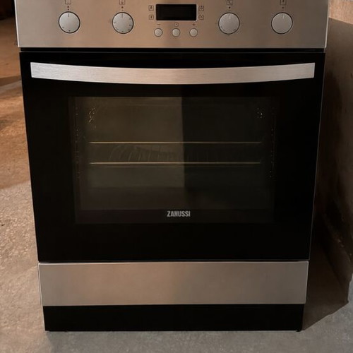 Zanussi freestanding oven with 4 burners, like new