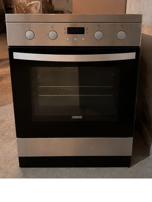 Zanussi freestanding oven with 4 burners, like new