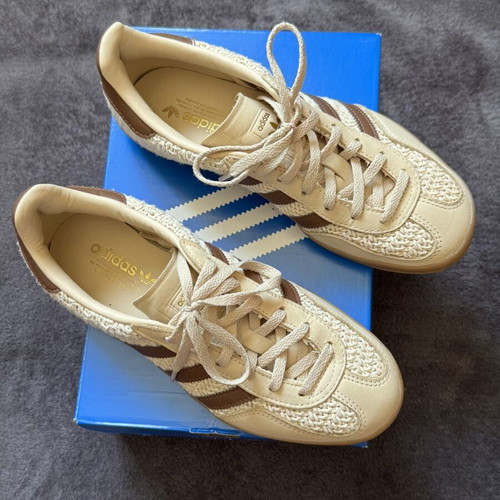 Adidas Gazelle sneakers like new with straw effect and brown stripes