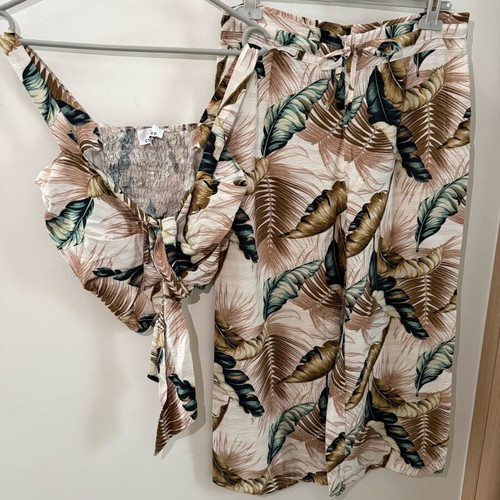 Chicard summer set crop top and high-waisted zip culotte like new, tropical print