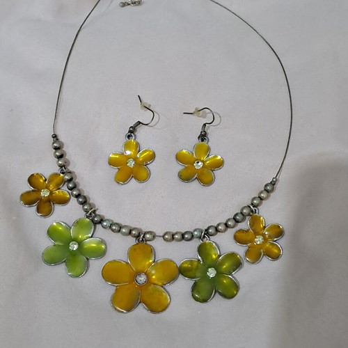 Jewelry set floral design necklace and earrings mustard and olive colors vintage style like new