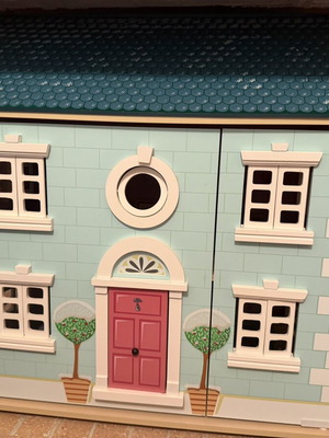 Le Toy Van Wooden Dollhouse like new with furniture and dolls