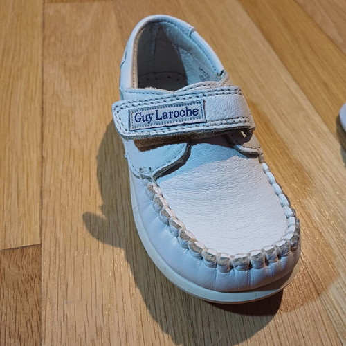 Guy Laroche leather shoes for boys white size 22 like new