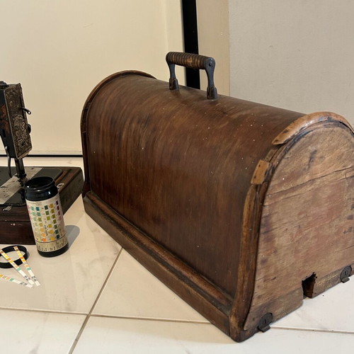 Antique Singer sewing machine used with cover, 1912