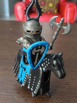Playmobil ιππότης σε μαύρο άλογο με τσεκούρι