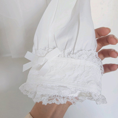 White Jirai Kei lace and ruffle trim blouse like new