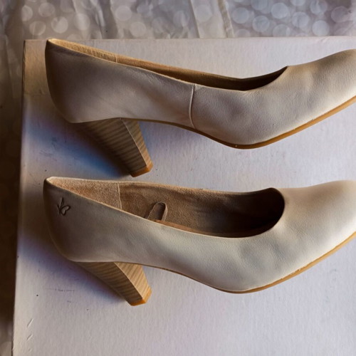 White leather pumps size 39