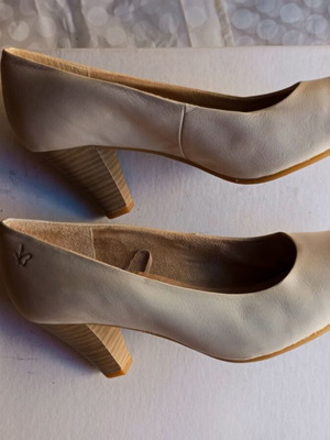 White leather pumps size 39
