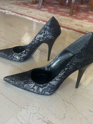 Handmade lace pumps like new, size 39