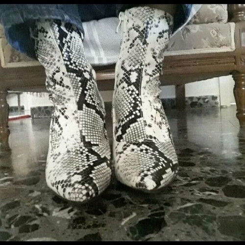 Boots spring snake skin design black and white like new