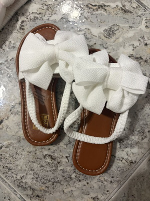Children's sandals new, with bows