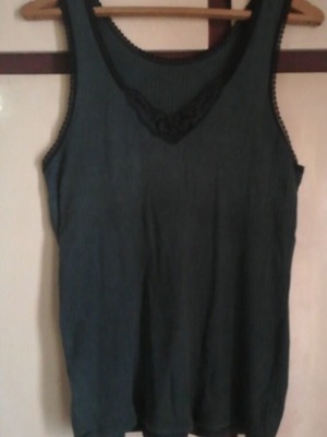 T-shirt like new, green, size S for petite ladies