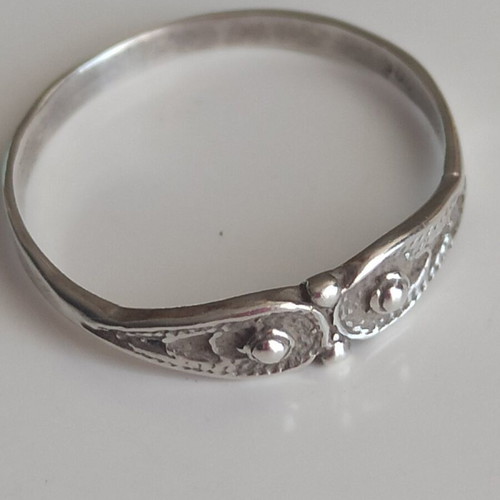 Vintage thin silver ring like new with embossed design