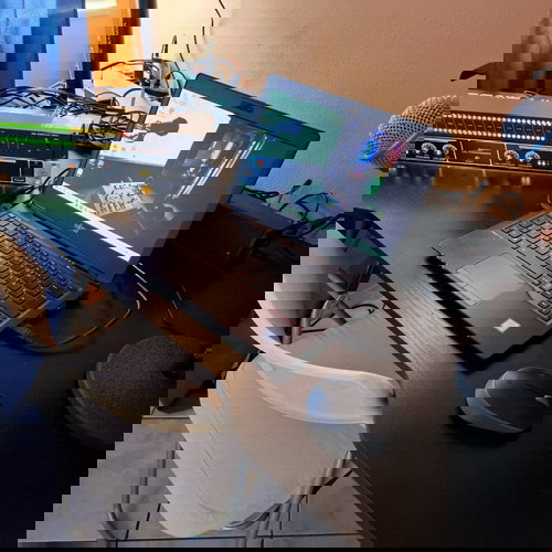 Ραδιοφωνικός ιντερνετικός σταθμός με εξοπλισμό και ιστοσελίδα σε λειτουργία