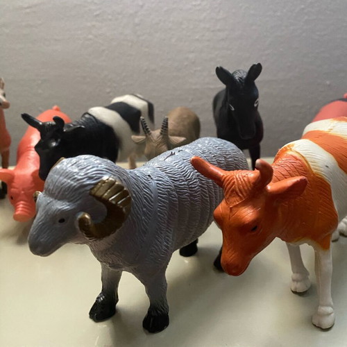 Collectible Animal Farm set like new, 17 figures and 2 accessories