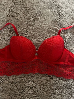 Lace red bra like new, size 65B