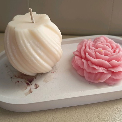 Handmade decorative set with porcelain tray and scented soy candles