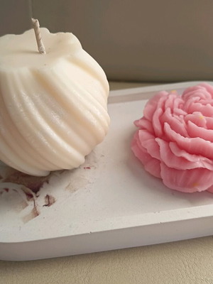 Handmade decorative set with porcelain tray and scented soy candles