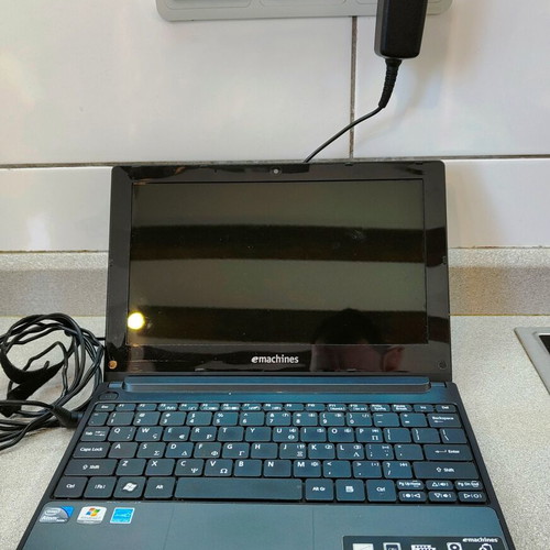 eMachines eM355 netbook 10.1" like new with charger