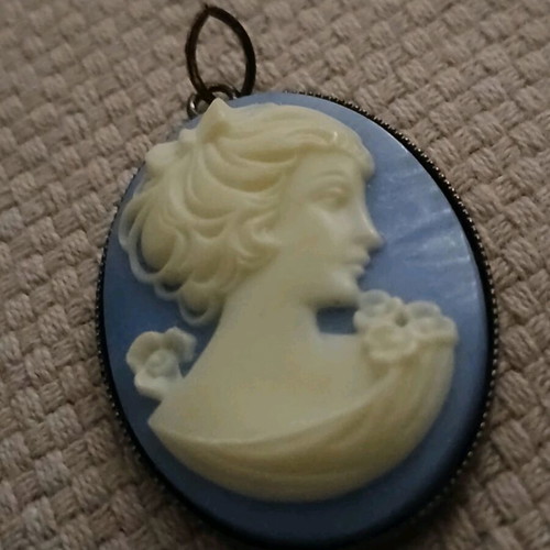 Vintage cameo pendant like new, white and blue