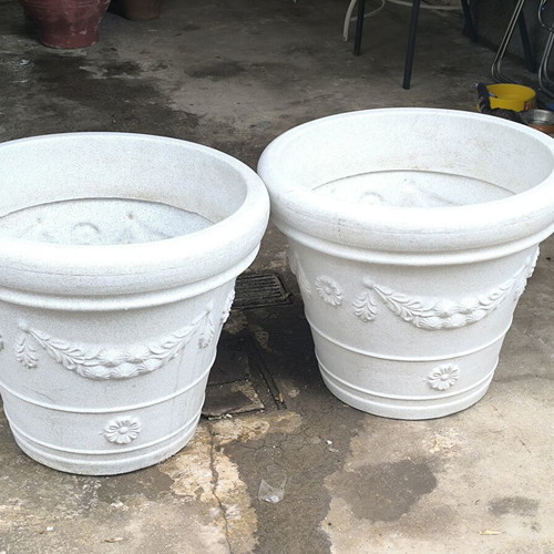 Plastic flowerpots set of 5 like new