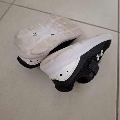 Under Armour Surge 3 kids' athletic shoes used, size 27, black