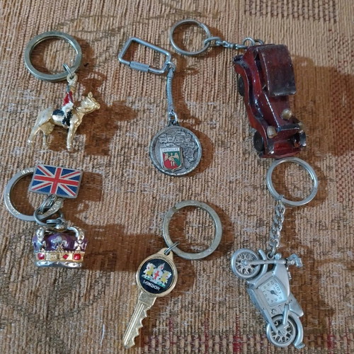 Keychains used, pack of 6, English and wooden