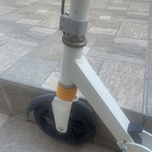 Isure Scooter used, aluminum and nylon, foldable with adjustable handlebar