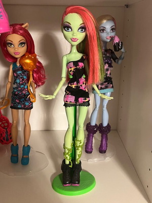 Monster High Venus McFlytrap doll like new, Music Festival 2012
